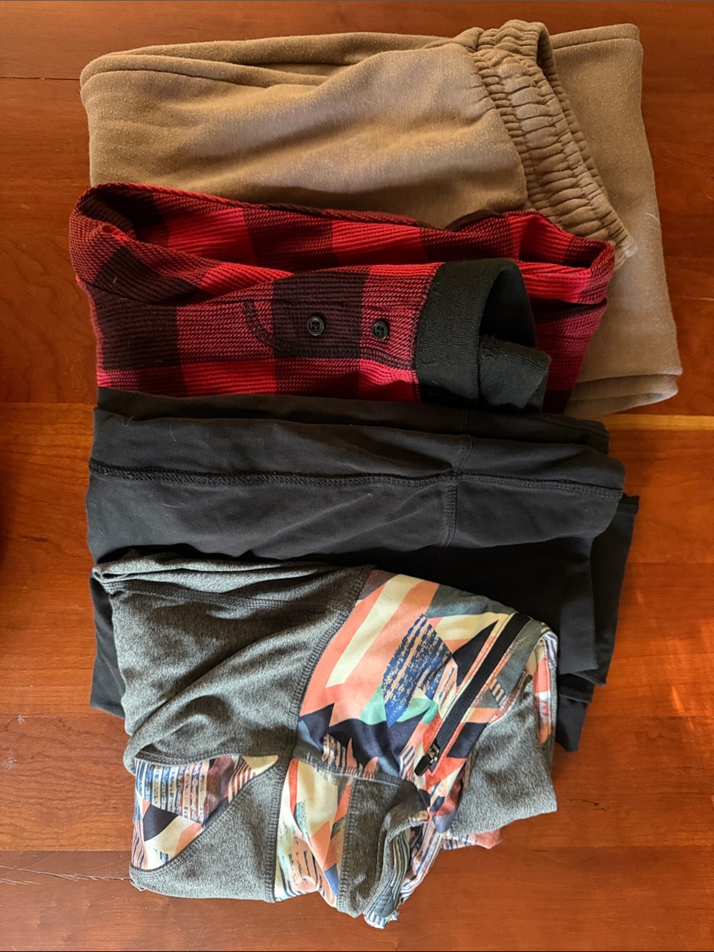 FOUR women’s med loungewear